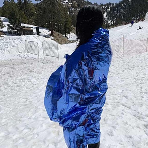 Emergency Blankets Extra Large Thermal Foil Space Blankets for Camping - Picture 2 of 12